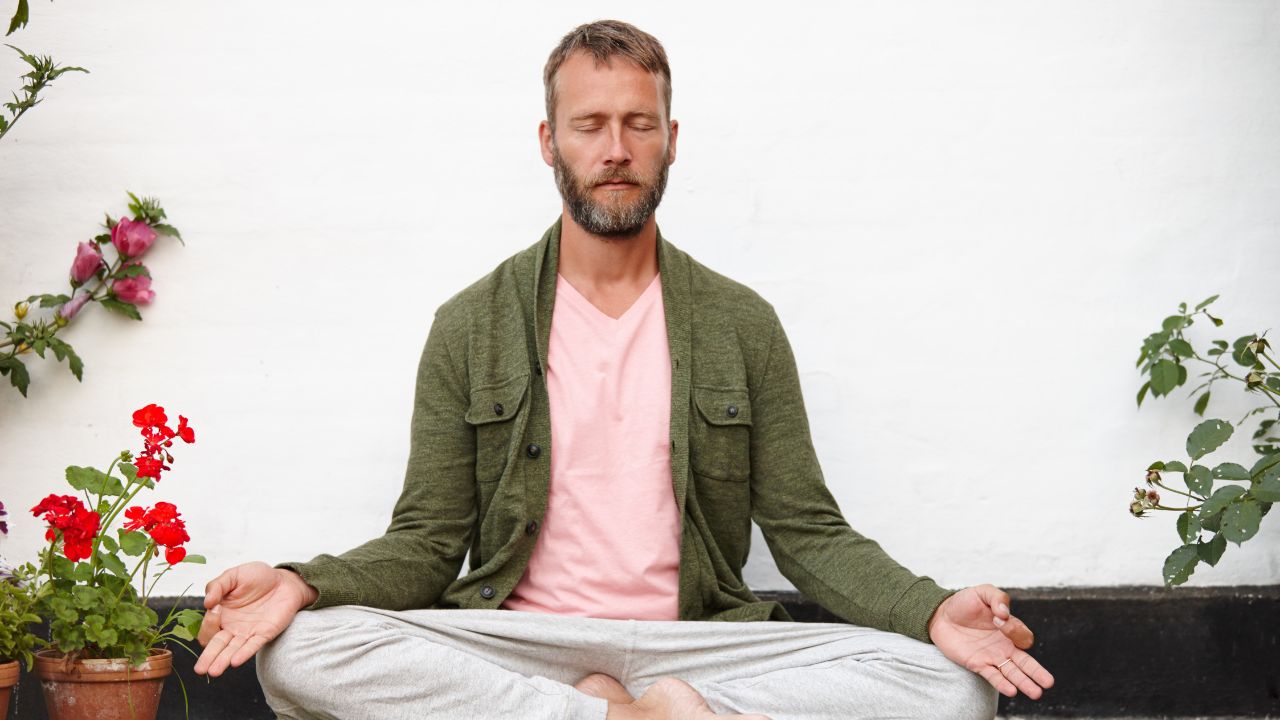 Selbstbewusstsein - Mann bei der Meditation